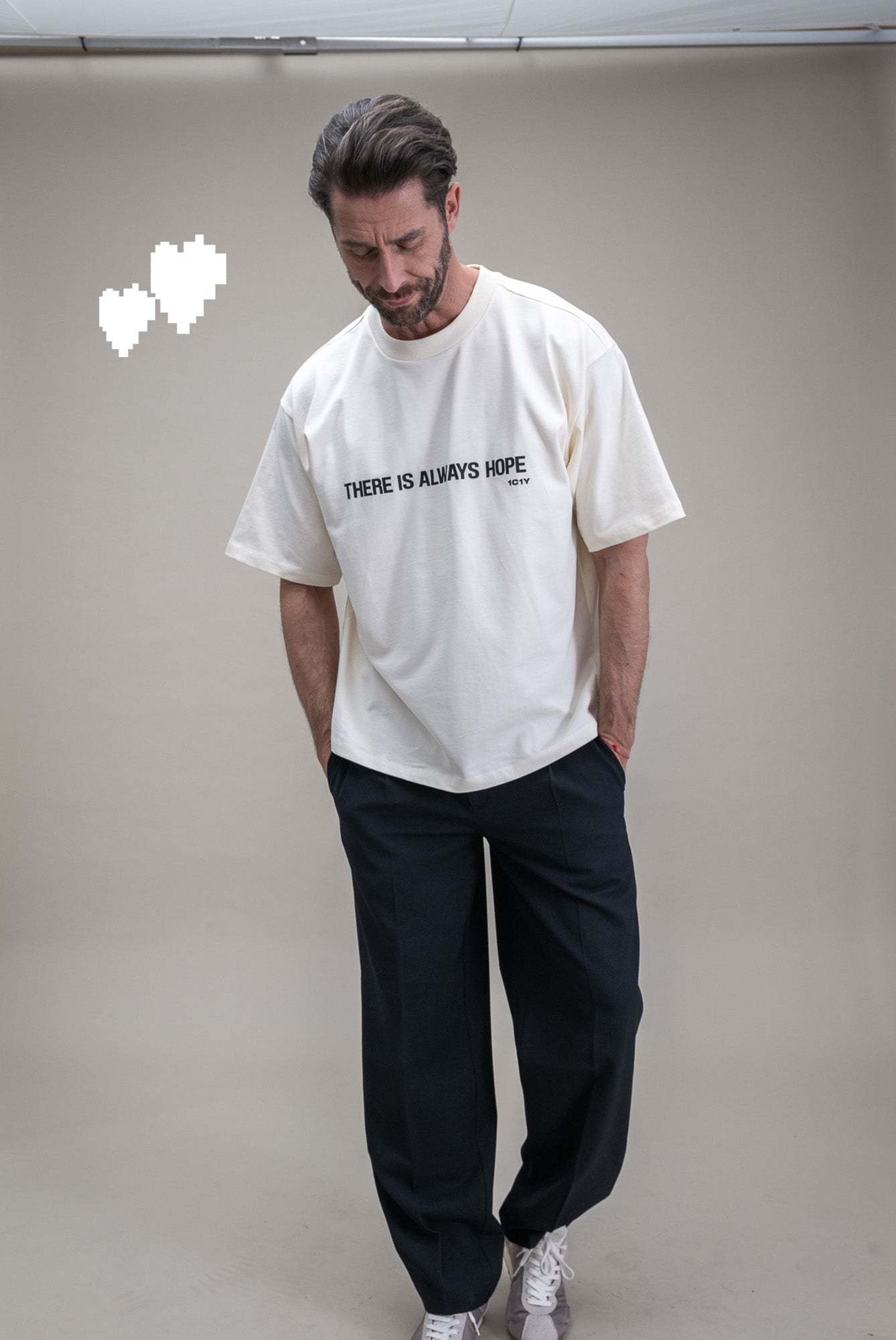 男士休闲套装 - T恤和阔腿西装裤