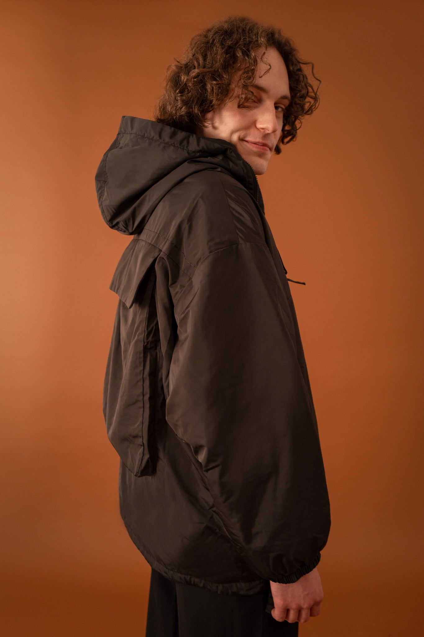 One Anorak in Rucksack faltbare Jacke in Grau