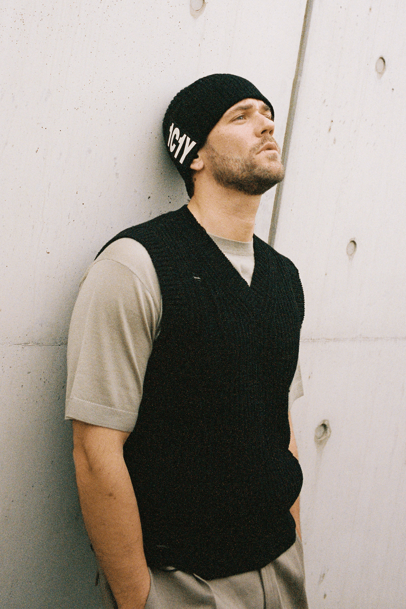 Husse1n Distressed Men Knit Vest in Black - 1C1Y | One Child One Year