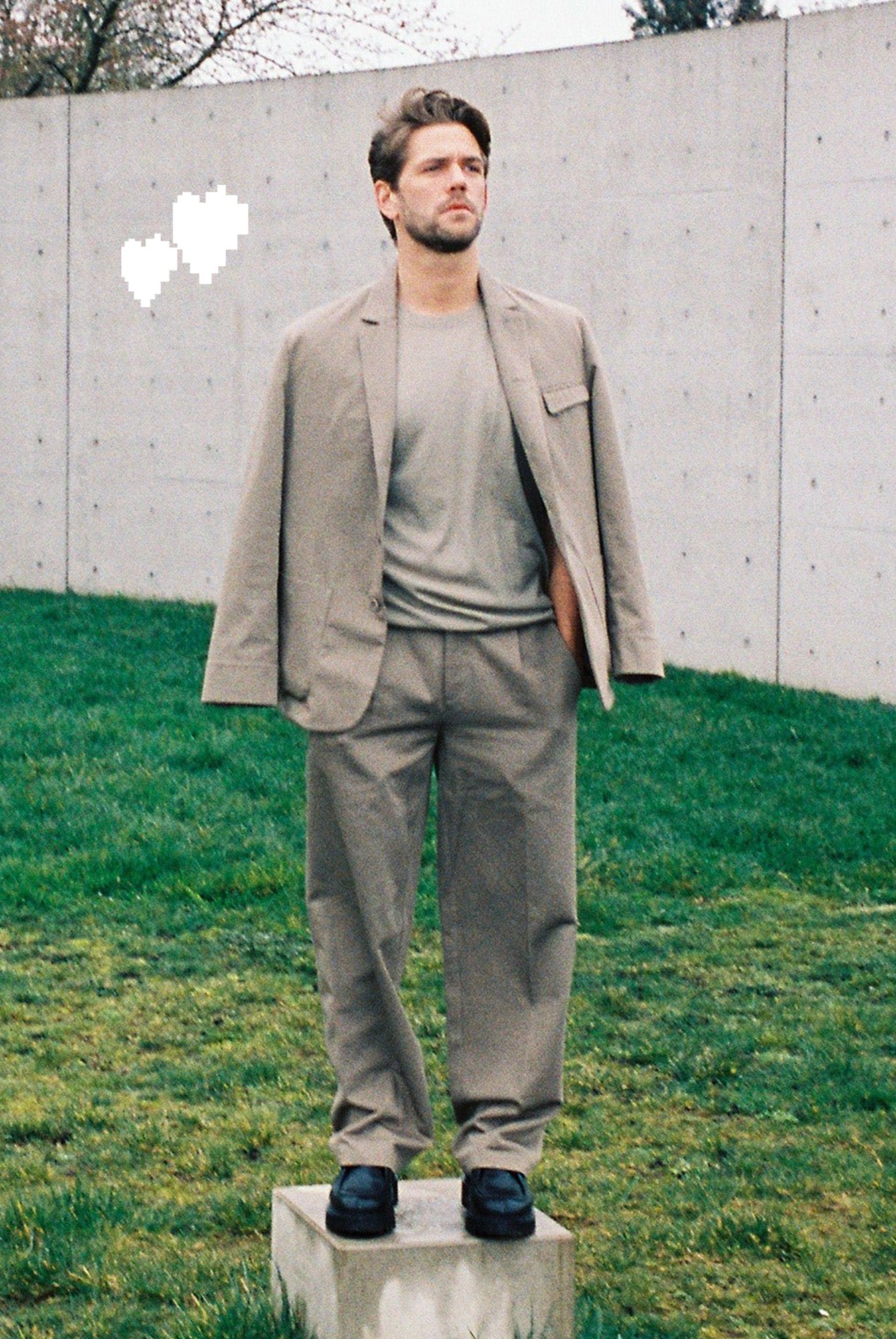 商务休闲套装 – 烟草色棉质西装外套和美利奴羊毛T恤