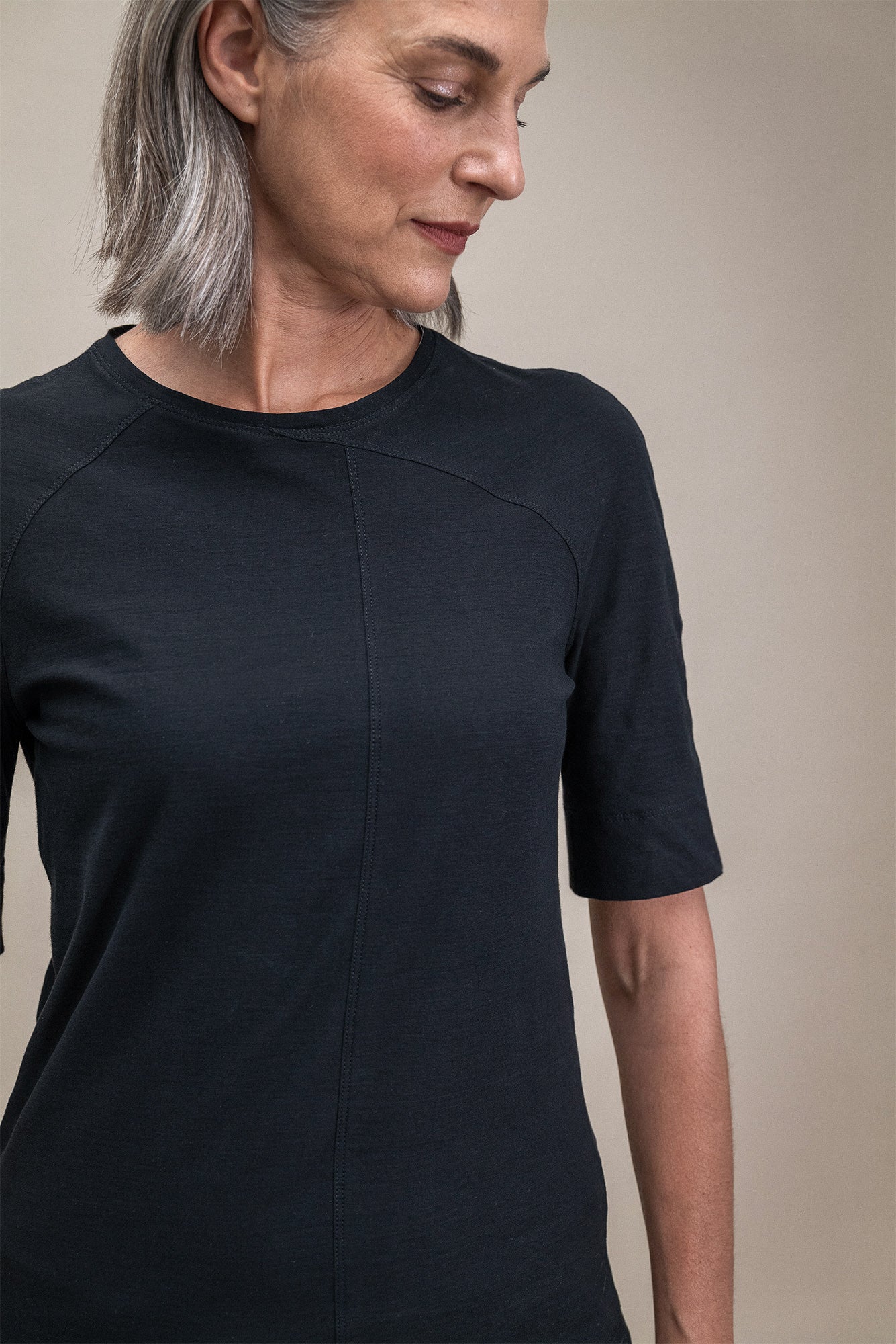 Women’s Fitted T-Shirt Black with Raglan Shoulders - 1C1Y | One Child One Year