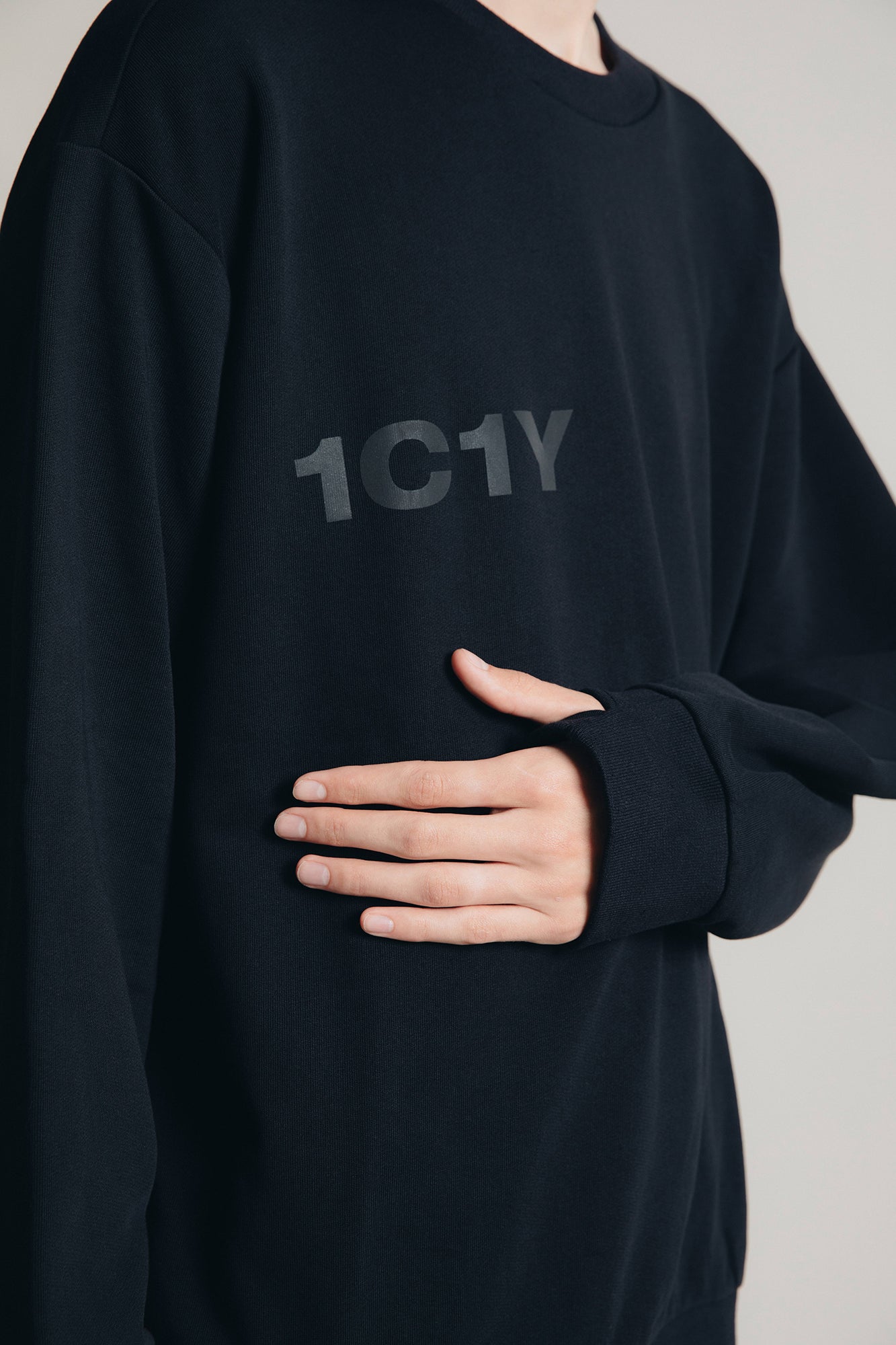 One Sweat Schwarzer Pullover aus Bio-Baumwolle