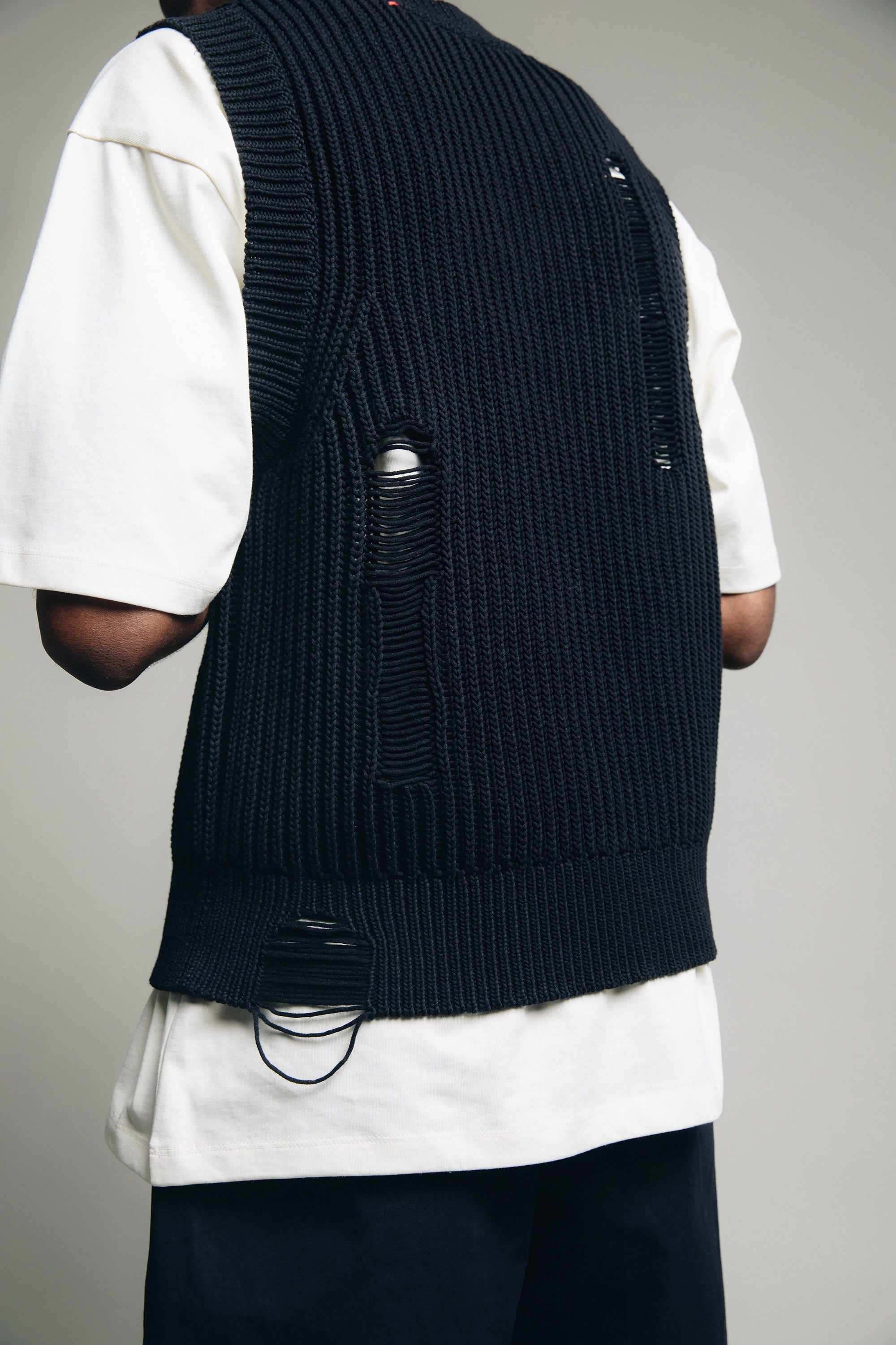 Husse1n Distressed Men Knit Vest in Black