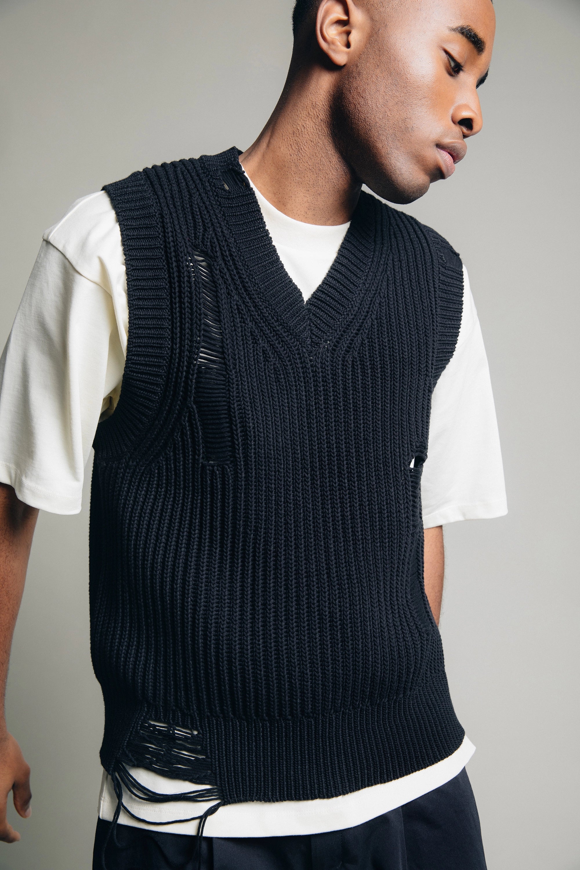 Husse1n Distressed Men Knit Vest in Black