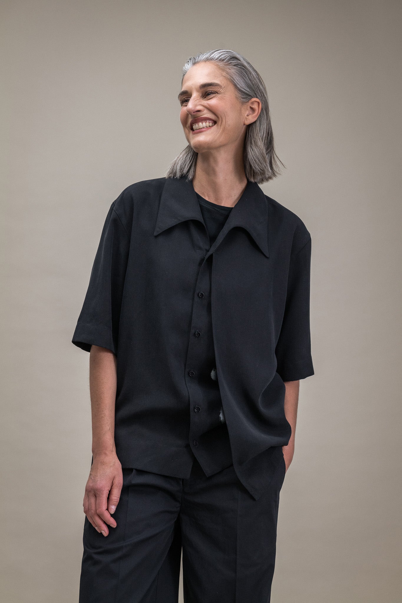 Minimalistische Bluse in Schwarz mit Blumenprint