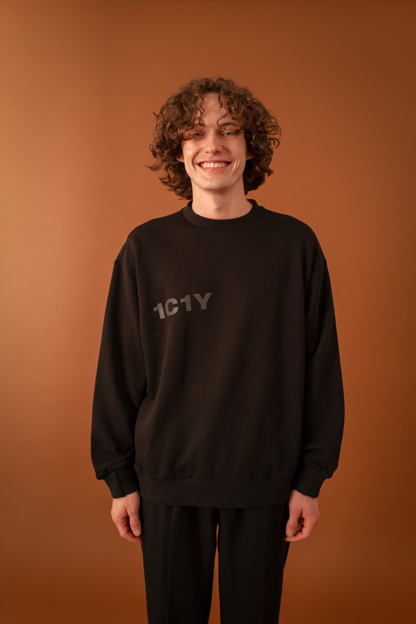 One Sweat Schwarzer Pullover aus Bio-Baumwolle