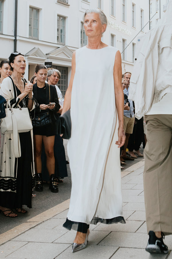 Mar1na Weißes Maxikleid mit hohem Ausschnitt