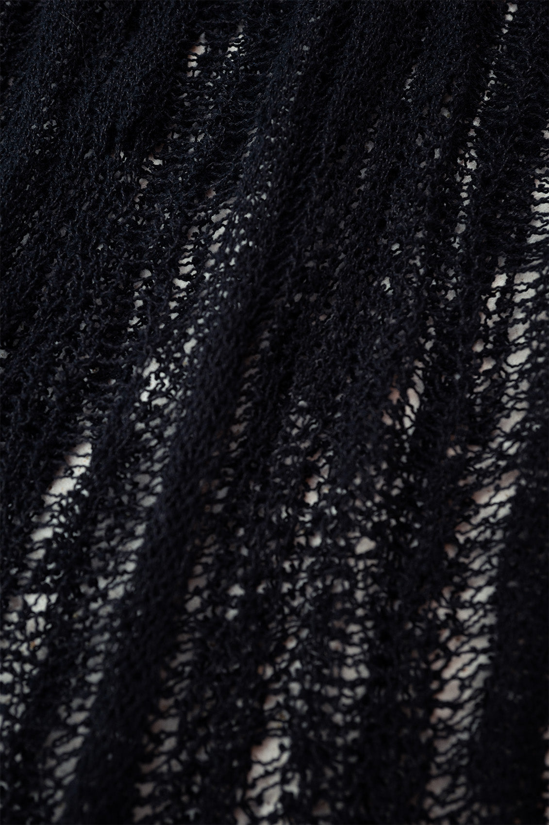 Schwarzes Strickkleid im Distressed-Look