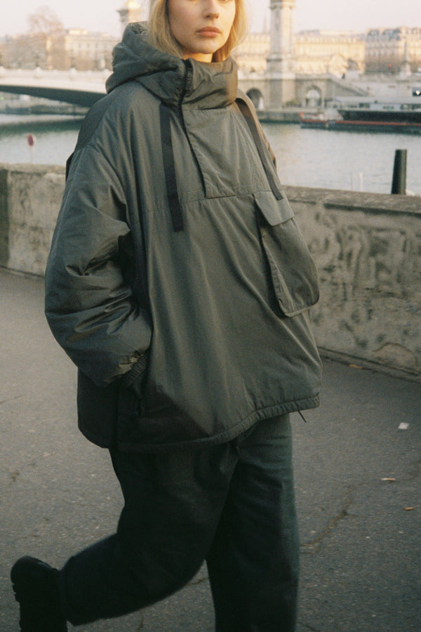 One Anorak in Rucksack faltbare Jacke in Grau